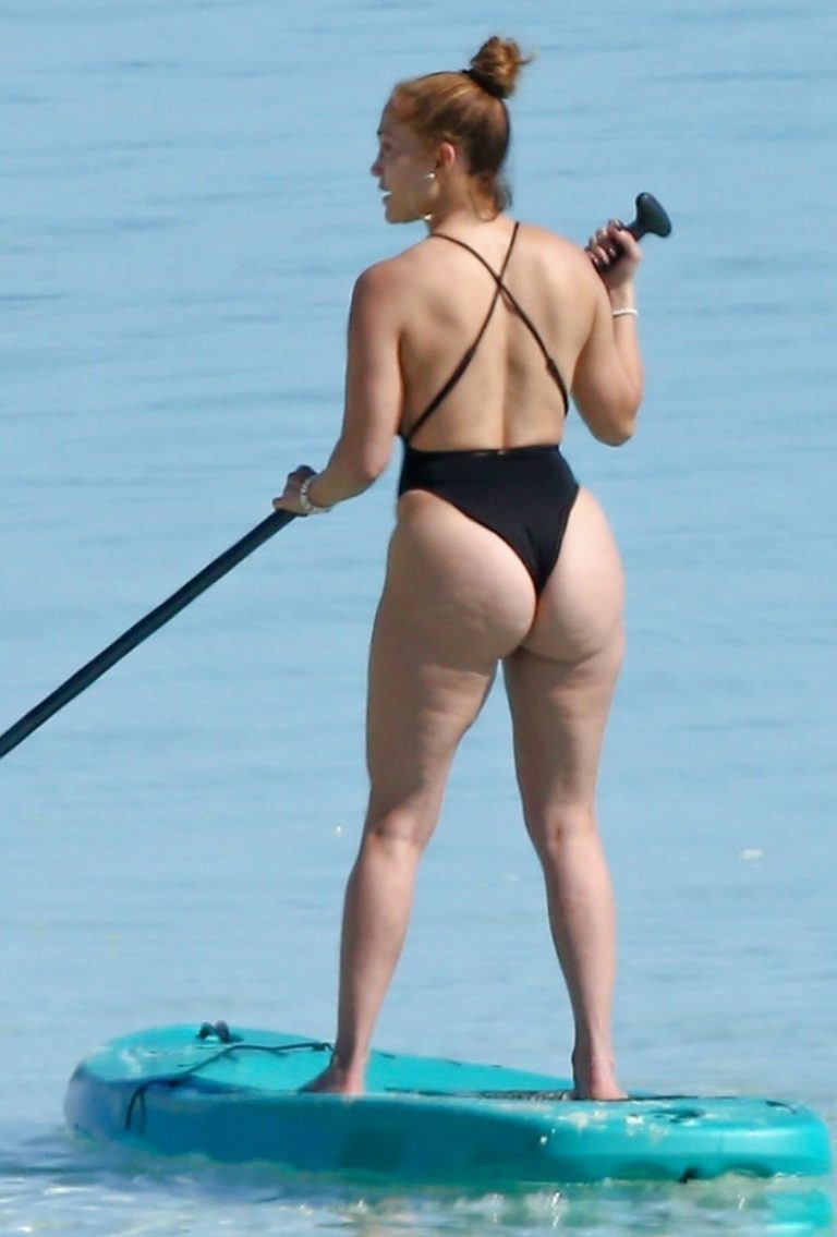 Jennifer Lopez ass on the beach (12 pics)