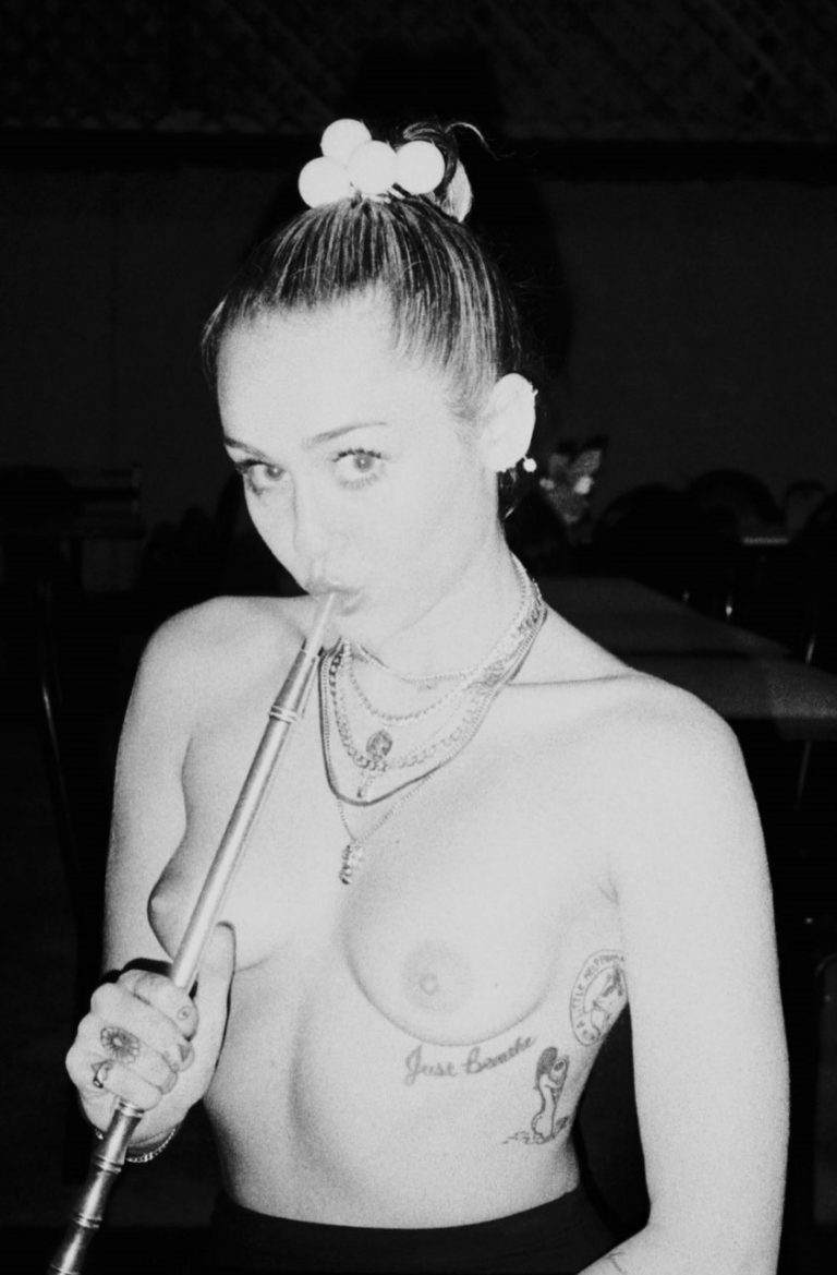 Miley Cyrus nude and sexy (37 pics)