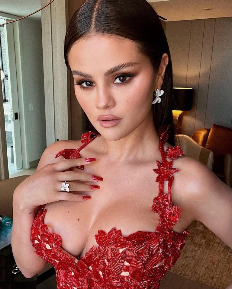 Selena Gomez sexy and seethrough (update)(50 pics – bonus videos)